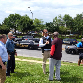 Miembros de la Policía investigan el tiroteo en la redacción del periódico local de Maryland 'Capital Gazette'./REUTERS