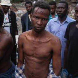 Los sueños rotos de Melilla duermen entre cartones en Casablanca: "Mi hermano murió en la valla"