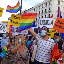 Manifestantes durante la concentración convocada por diferentes asociaciones LGTBI+ para denunciar la pasividad de las instituciones madrileñas ante la ola de agresiones que sufren, este sábado en la Puerta del Sol de Madrid.