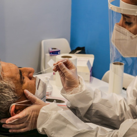 Una sanitaria realiza una PCR