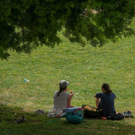 Dos chicas disfrutan de una mañana soleada en la zona fluvial del río Miño