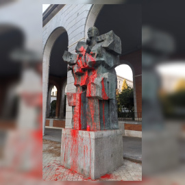 Estatua vandalizada.