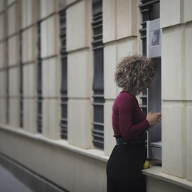 Una mujer en un cajero automático en Sevilla, a 20 de abril de 2020.