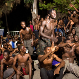 Migrantes en la madrugada de este lunes tras cruzar la frontera del Tarajal entre Marruecos y España. REUTERS