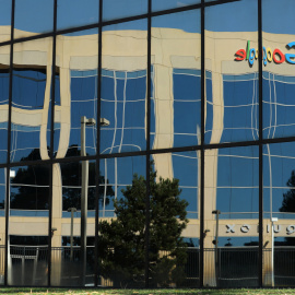 El logo de Google, reflejado desde las oficinas de enfrente de su edificio en Irvine, California. REUTERS/Mike Blake