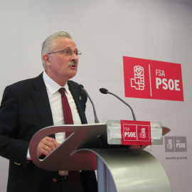 El hasta ahora diputado Antonio Trevín en una rueda de prensa en la sede del PSOE astutriano. E.P.