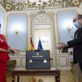 La nueva ministra Portavoz y de Política Territorial, Isabel Rodríguez, recibe la cartera ministerial de su predecesor, Miquel Iceta, en el Ministerio de Política Territorial
