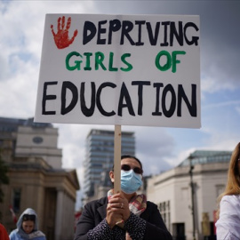 Participantes sostienen pancartas mientras participan en una manifestación contra los talibanes y muestran su apoyo a la resistencia de Afganistán, a 12 de septiembre de 2021, en Londres.