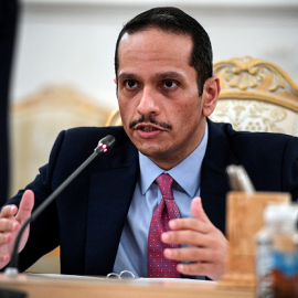 El ministro de Exteriores de Qatar, el jeque Mohammed bin Abdulrahman Al-Thani, en conversaciones con el ministro de Relaciones Exteriores de Rusia, Sergei Lavrov (no se ve) en Moscú, Rusia, el 11 de septiembre de 2021.