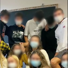 Jóvenes vestidos con falda