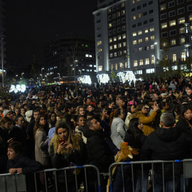 24/11/2022.- Cientos de personas en el acto de encendido del alumbrado de Navidad en la Plaza de España. Fernando Sánchez / Europa Press