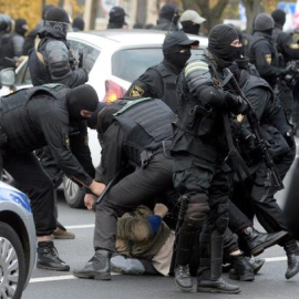 Policías bielorrusos detienen a un manifestante durante una manifestación contra el gobierno y el presidente Lukashenko en Minsk, Bielorrusia.