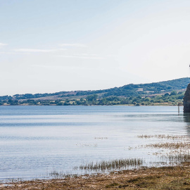 Sumergida parcialmente bajo las aguas, la iglesia de Villanueva de las Rozas es una de las imágenes más icónicas del pantano del Ebro.