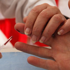 27/07/2022. Un sanitario realiza una prueba de VIH.