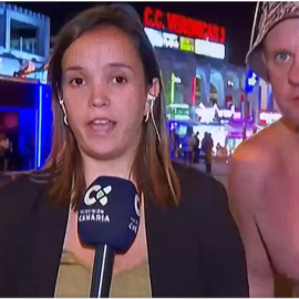 La reportera de la Televisión Canaria, Alba Grillo, sufre el acoso de dos 'hooligans' durante una conexión en directo.