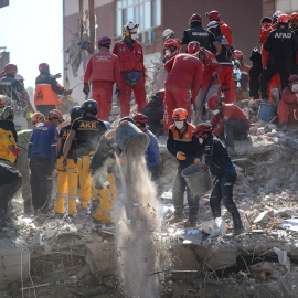 Trabajadores de rescate buscan sobrevivientes en un edificio derrumbado en el distrito de Bayrakli en Izmir, Turquía.