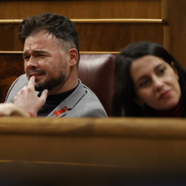 01/12/2022.- El portavoz de ERC en el Congreso Gabriel Rufián (i) durante el pleno celebrado este jueves, en el Congreso de los Diputados en Madrid. EFE/ Javier Lizon