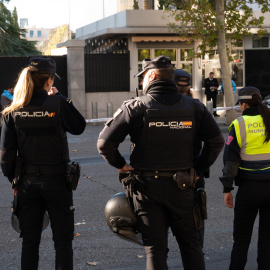 Efectivos de la Policía Nacional en las inmediaciones de la embajada de EEUU en Madrid, a 1 de diciembre de 2022.