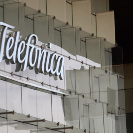 El logo de Telefónica en uno de los edificios de su complejo corporativo en la zona norte de Madrid.