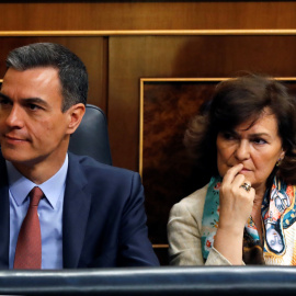 21/5/2019.- El presidente del Gobierno en funciones, Pedro Sánchez (i), y la vicepresidenta del Gobierno en funciones, Carmen Calvo, antes del inicio de la sesión constitutiva de las nuevas Cortes Generales. / EFE - BALLESTEROS