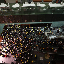 01/07/2019.- Cientos de manifestantes irrumpen en el Parlamento de Hong Kong (China), este lunes. Los centenares de personas que tomaron hoy por la fuerza el Consejo Legislativo (Parlamento) permanecen dentro del edificio y tienen la intención de quedars