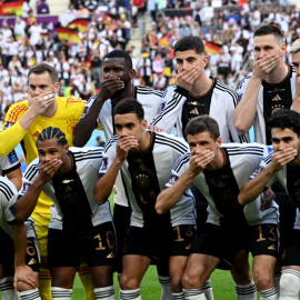 Los jugadores de la selección alemana se cubren la boca mientras posan para la foto del equipo antes del partido de fútbol del Grupo E de la Copa Mundial Qatar 2022 entre Alemania y Japón.