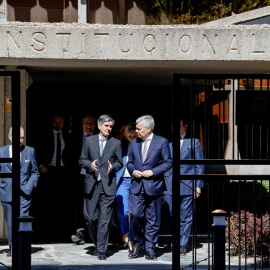 El presidente del Tribunal Constitucional, Pedro González-Trevijano (i), con el comisario europeo de Justicia, Didier Reyners (d), tras su salida del TC, el 30 de septiembre de 2022.