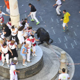 Toros ensogados corren por la plaza del Torico / EUROPA PRESS
