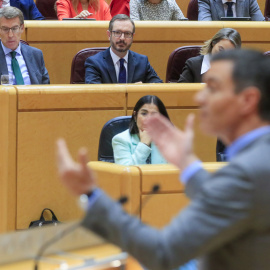El líder del PP, Alberto Núñez Feijóo (i) junto al senador del PP, Javier Maroto, escuchan la intervención presidente del Gobierno, Pedro Sánchez, en el pleno del Senado donde informa de las últimas medidas económicas y fiscales del Ejecutivo y el