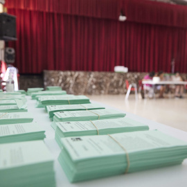 Detalle de las papeletas de voto ubicada en una mesa durante el día de las elecciones a la presidencia de la Junta de Andalucía en el Colegio San Fernando Marista, a 19 de junio de 2022 en Sevilla