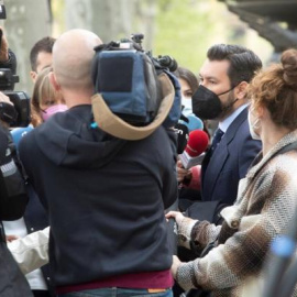 El abogado de la víctima de la violación, Jorge Albertini (d), atiende a los medios de comunicación momentos antes de iniciarse esta mañana en la Audiencia de Barcelona el juicio a uno de los supuestos autores