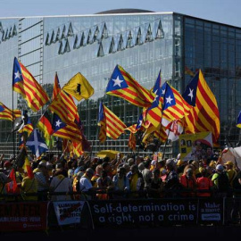 Independentistas catalanes se manifiestan ante el Parlamento Europeo en la apertura de la legislatura. (PATRICK SEEGER | EFE)