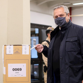 El Presidente argentino, Alberto Fernández, vota en las elecciones primarias legislativas que se celebran en todo el país este domingo.