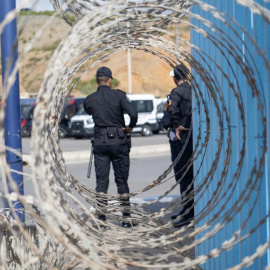 Agentes de Policía en un puesto de control aduanero en la frontera terrestre con el enclave español de Ceuta, en Fnideq, Marruecos, a 17 de septiembre de 2024.