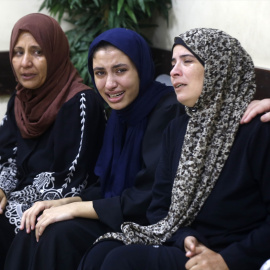 Mujeres palestinas que perdieron a sus familiares debido a los ataques israelíes, en el Hospital Al-Awda, en el norte de Gaza
