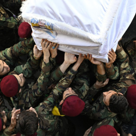 Miembros de Hizbulá transportan un ataúd tras los ataques atribuidos a Israel.