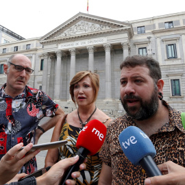 La presidenta de la Federación Plataforma Trans, Mar Cambrollé (C), el director del Observatorio contra la Homofobia, Eugeni Rodriguez (i) y el coordinador de Ikusgune, Amets Martinez de Heredia (d) se dirigen a los medios de comunicación para solicita