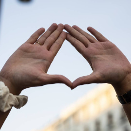 Una mujer levanta las manos en una concentración para exigir “El Pacto de Estado Contra la Violencia de Género”, a 6 de agosto de 2021, en la Puerta del Sol, Madrid, (España)