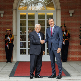 El presidente del Gobierno, Pedro Sánchez (d), saluda al presidente del Estado de Palestina, Mahmud Abás (i), en el Palacio de La Moncloa