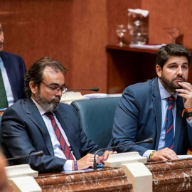 El candidato a la presidencia de la Comunidad de Murcia Fernando López Miras (d) junto al consejero de presidencia Pedro Rivera (i). /EFE