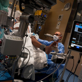 Un paciente covid en la UCI del Hospital Vall d´Hebron