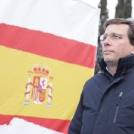 Desde Colón hasta el balcón: Almeida se gasta nueve veces más que Carmena en banderas de España