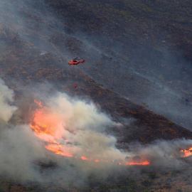 Varios medios intentan extinguir el incendio de Sierra Bermeja, este lunes.