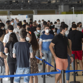 Grupo de jovenes vacunandose