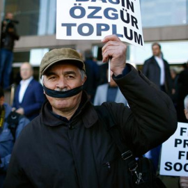 Imagen de archivo de una protesta reclamando liberta de prensa en frente del Palacio de Justicia de Estambul / REUTERS