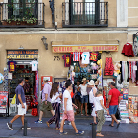 Varios turistas en una tienda de recuerdos en el centro de Madrid. REUTERS/Paul Hanna