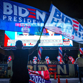 04/11/2020.- Simpatizantes del ex vicepresidente y candidato demócrata a la presidencia, Joe Biden, ondean banderas.