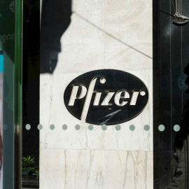 Un hombre pasea frente a la sede de la farmacéutica Pfizer, en Nueva York (Estados Unidos).