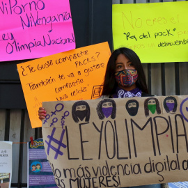 Colectivos feministas se manifiestan a favor de la Ley Olimpia frente a la sede del Senado mexicano, en Ciudad de México (México).