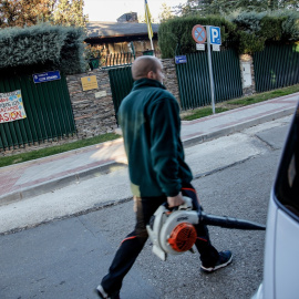 Un hombre en la puerta de la embajada de Ucrania tras ser acordonada. Archivo.